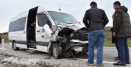 Sinop'ta minibüs park halindeki otomobile çarptı: 7 yaralı