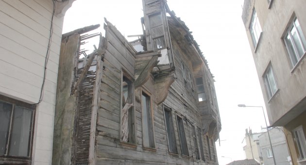 Tarihi bina tehlike saçıyor