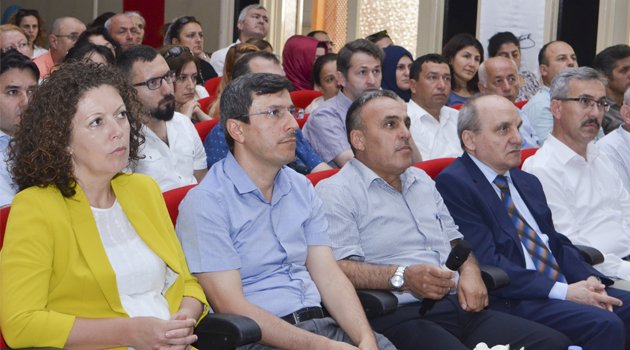  Üniversite'de "Türkiye'de Darbeler ve Demokrasi" Konulu Konferans